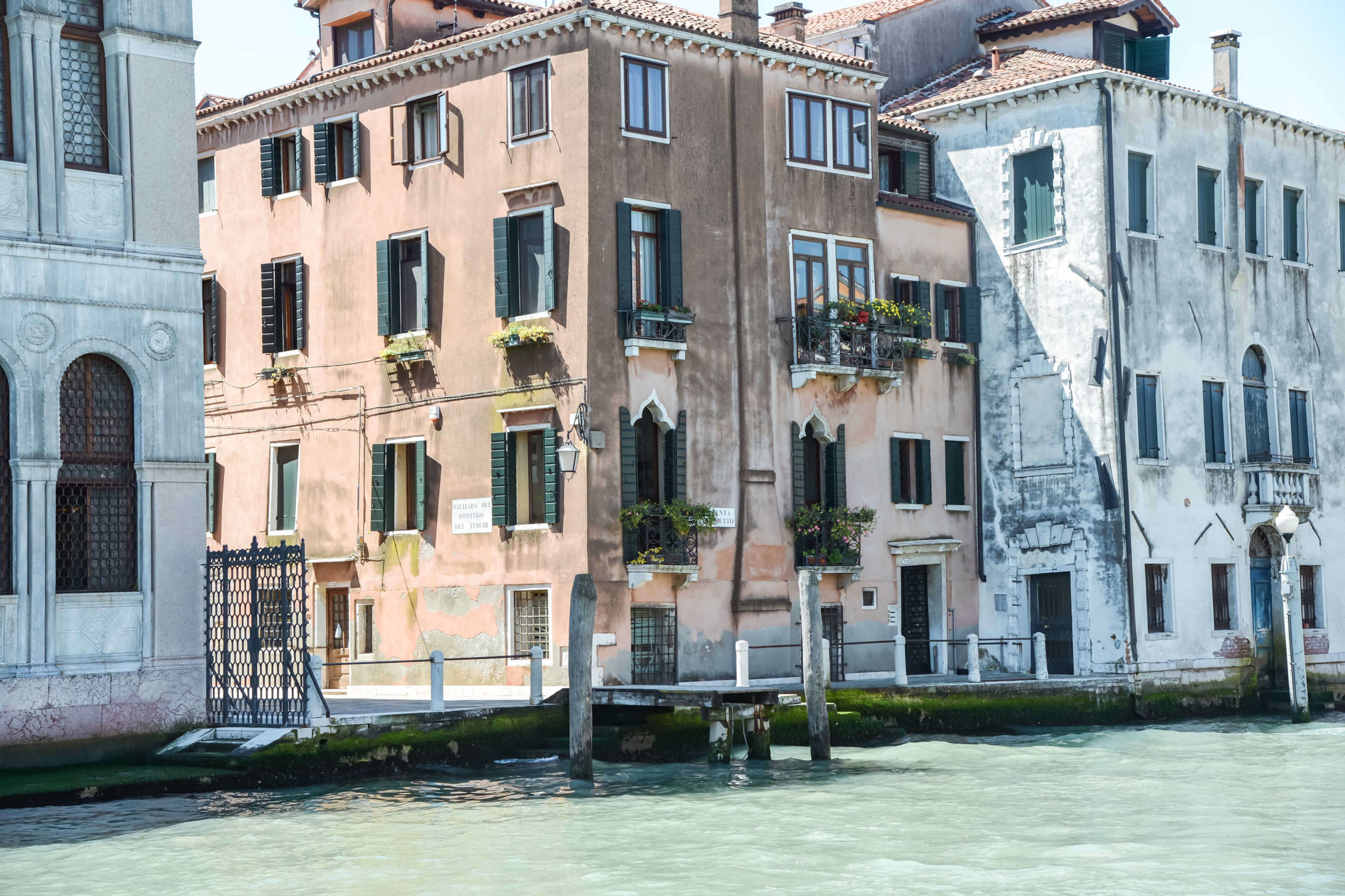 Titelbild für den Reisebericht Venedig in 4 tagen. Aud dem Bild sieht man ein älteres Gebäude welches direkt an einem Kanal steht.